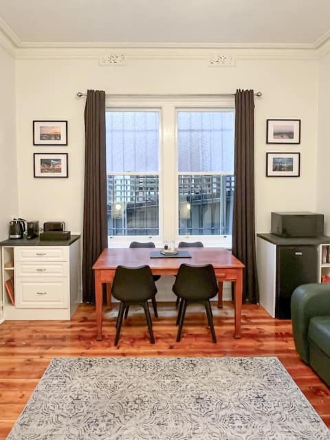 Popular Airbnb listing: Victorian elegance by the MCG & Rod Laver Arena in Melbourne