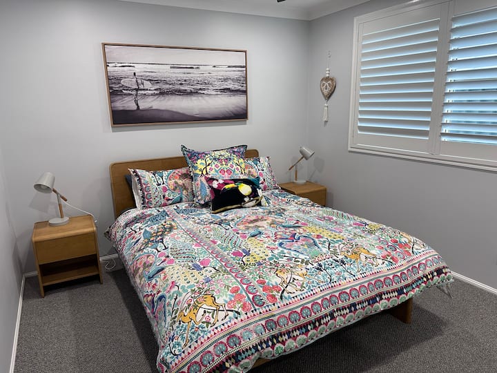 Bračni krevet (160x200) s dovoljno prostora s obje strane za noćne ormariće. 
Zamračivanje prozora za one koji vole spavati u zzzzu