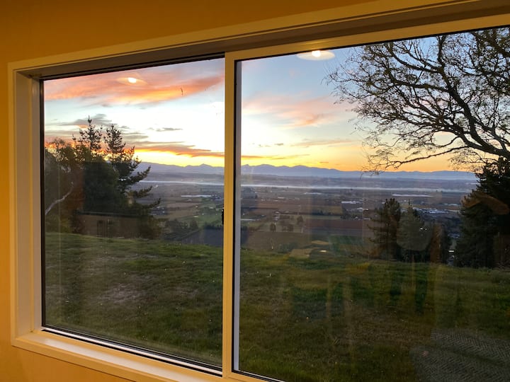Hilltop Cottage, Ocean & Mountain Views - Brightwater