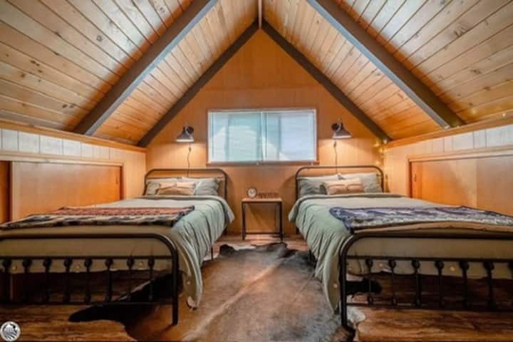 A l'étage vous trouverez le « Club Den » meublé  avec 2 lits doubles et une télévision 60"avec Roku. Allumez les lumières scintillantes et cela fait la salle de théâtre parfaite pour les petits ! Il y a aussi beaucoup de livres et de jouets pour profiter d'un moment de jeu calme/amusant !