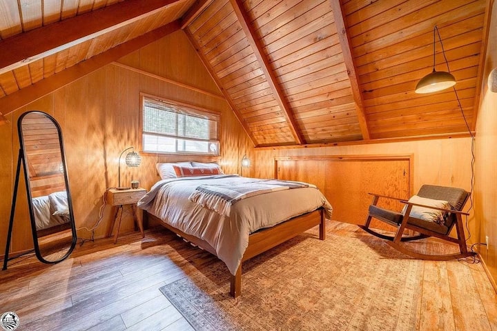 De l'autre côté du couloir se trouve une autre chambre avec un lit queen, un grand miroir indépendant, un fauteuil à bascule ainsi qu'un  pack-n-play dans le placard. Cette chambre dispose également d'une climatisation portable pour les mois d'été. Veuillez fixer la ventilation à l'écran et le brancher.