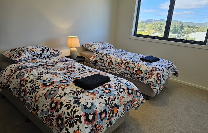 Quarto 3 - um quarto considerável no primeiro andar com vista para a montanha no horizonte. 2 camas de solteiro com roupeiros. A configuração alternativa da cama pode ser organizada. Toalhas e lareiras frescas são fornecidas.