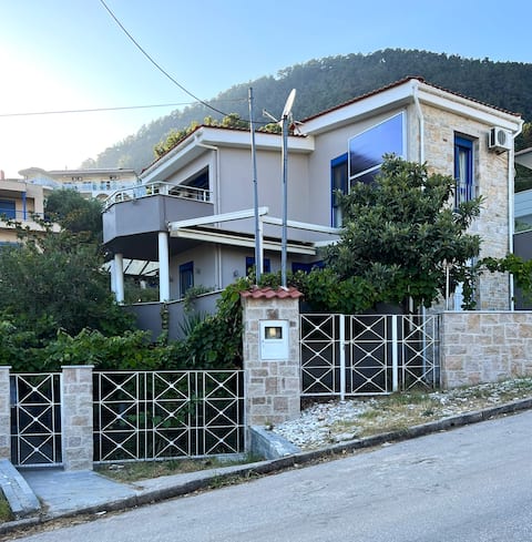 Vacation villa in Golden Beach close to the sea
