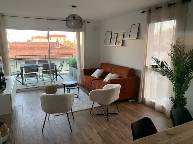 Top Airbnb: Beautiful 3-room beachfront Cros-de-Cagnes and garage in Cagnes Sur Mer