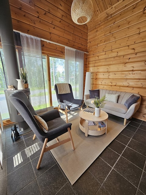 Idyllic lakeside cottage