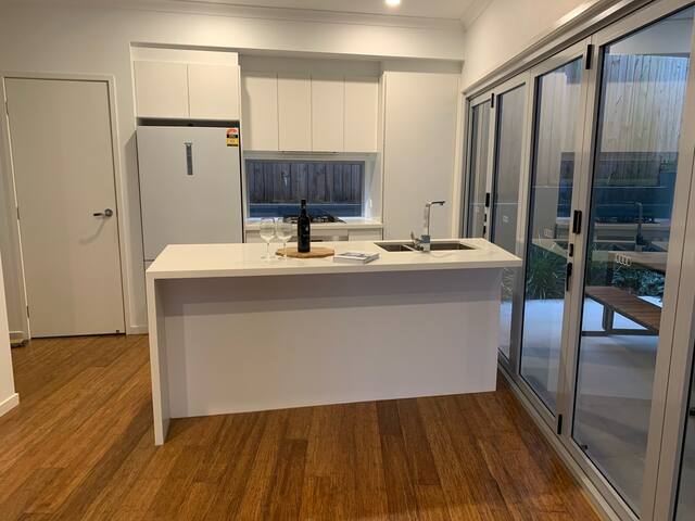 3 Bed; 2.5 Bath; Newly furnished gallery image 4