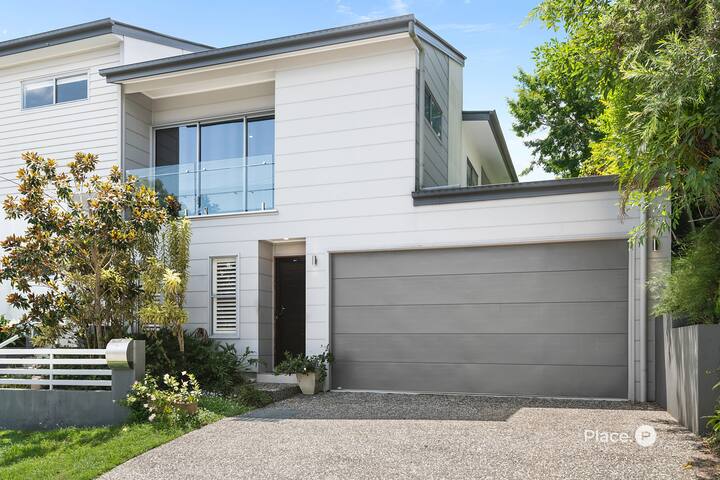 3 Bed; 2.5 Bath; Newly furnished