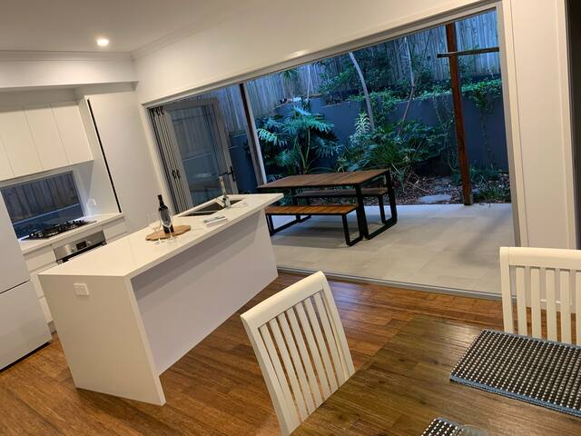 3 Bed; 2.5 Bath; Newly furnished gallery image 5