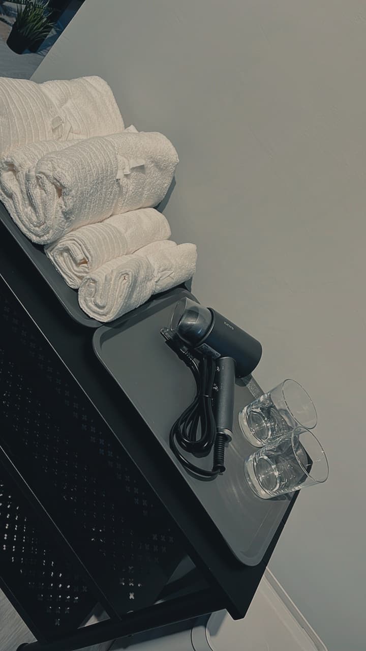 اللوازم الأساسية (مناشف الحمام والمناشف ومجفف الشعر وأكواب غسل الفم)