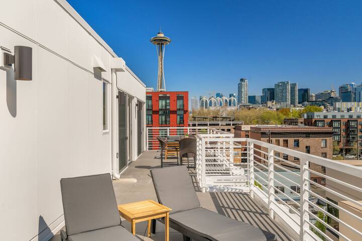 2BR Apt Panoramic Seattle Views | Private Balcony gallery image 4