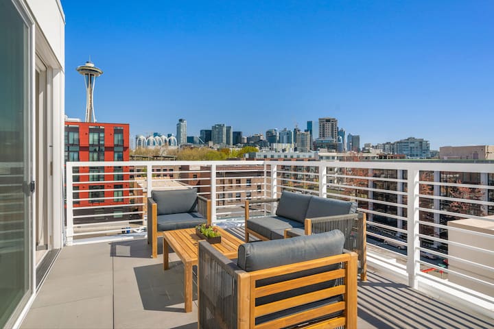 2BR Apt Panoramic Seattle Views | Private Balcony