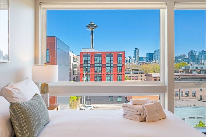 2BR Apt Panoramic Seattle Views | Private Balcony gallery image 3