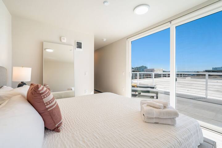2BR Apt Panoramic Seattle Views | Private Balcony gallery image 5
