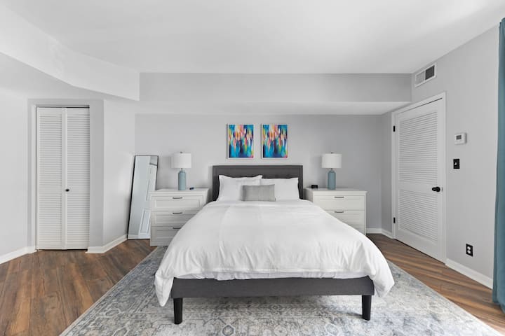 Предлага се матрак Helix, олекотено спално бельо и успокояваща звукова машина