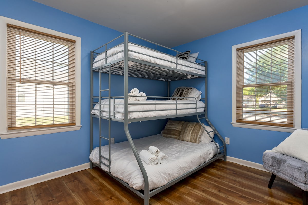 Гостинска спална соба со троен кревет на спрат.