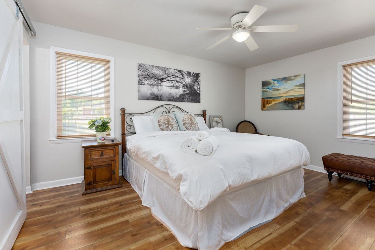 Просторен мајстор со брачен кревет (широк 150-179 см), две ноќни шкафчиња, тавански вентилатор и надземно осветлување.