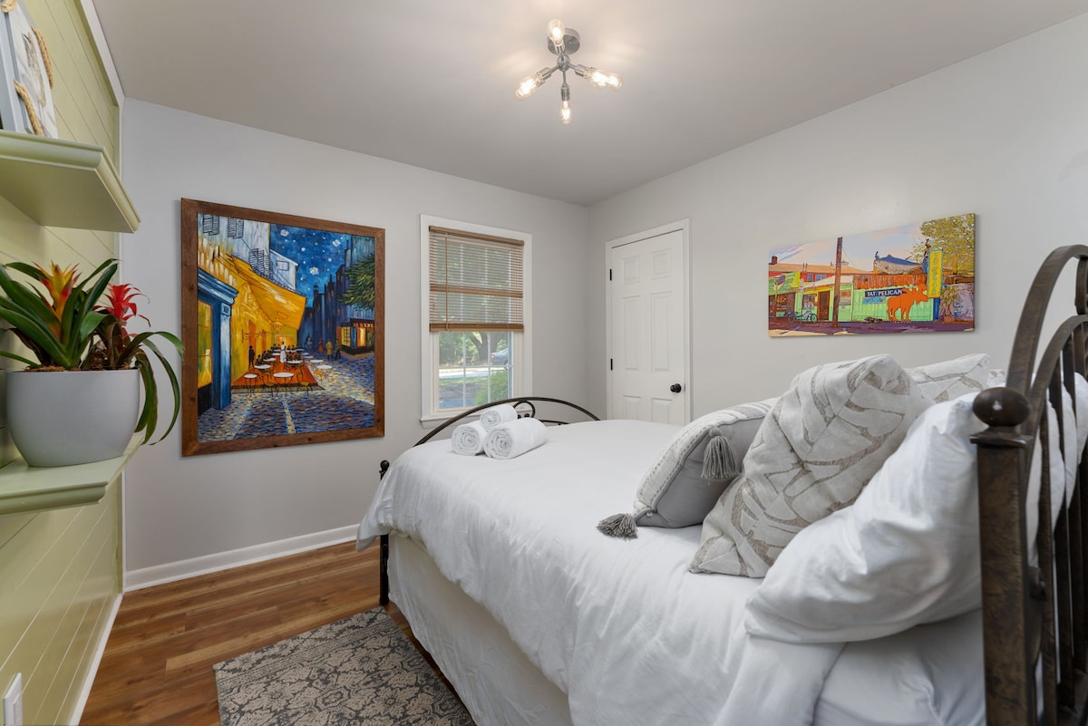 Спална соба за гости со плакар.