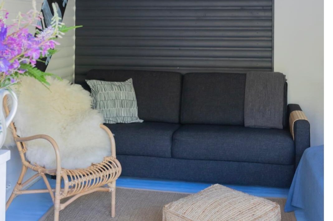 โซฟาเบดคอทเทจซาวน่าเตียงแยก 1 เตียงในพื้นที่เดียวกัน