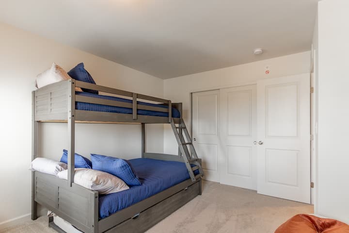 Ďalšia spálňa s poschodovou posteľou