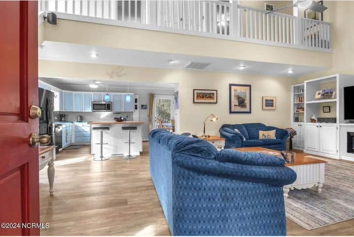 5 Mins To Beach, Golf Cart, Pet Friendly With Yard