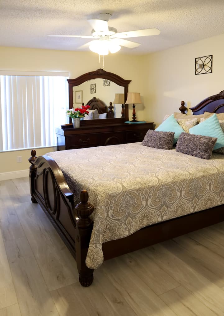 Основна спалня, нова подова настилка, двойно легло, изглед към езерото