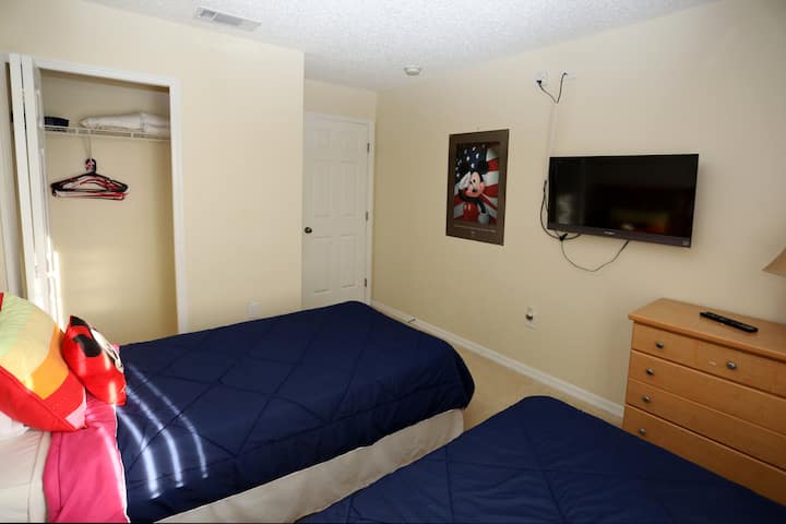 Спалня с 2 отделни легла за деца с телевизор и кабелна телевизия