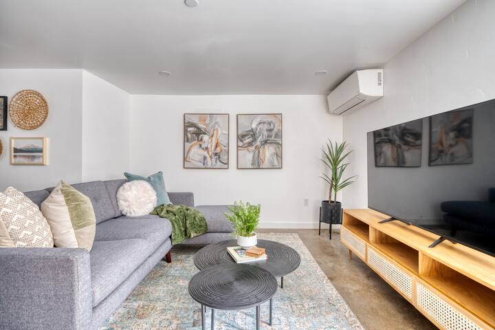 Massive 8BD Home Steps from Trendy SE Pdx Eateries gallery image 2