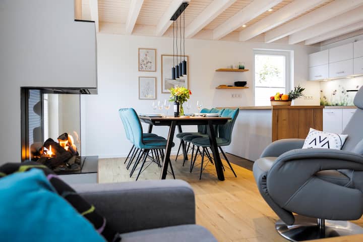 Lake access, sauna, hot tub, fireplace, covered terrace