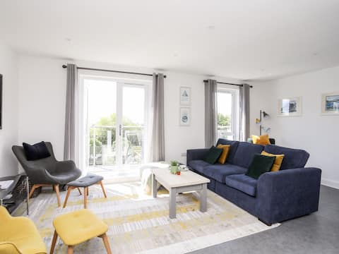 Top Airbnb: Stunning 3 bedroom, 3 bath Townhouse in Criccieth in Criccieth