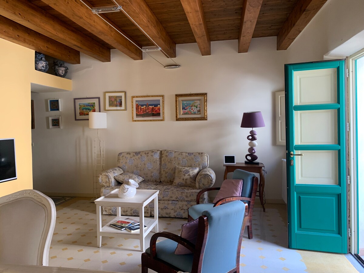 Airbnb performant: House within walking distance of the sea à Capo D'orlando