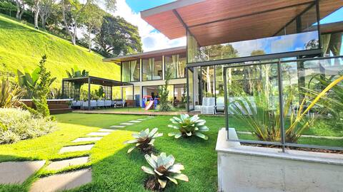 Luxurious & Contemporary 4 Suites View Exuberant