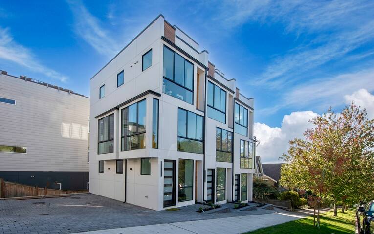 Walkable-FamilyFriendly-Artistic, 4Bed+2 Parking gallery image 3