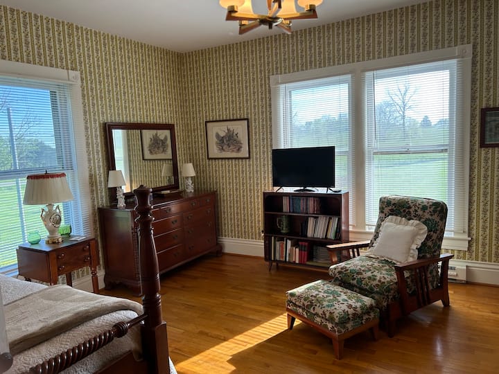 Spavaća soba 1 (krevet pune veličine).  Chifforobe i ormar u punoj veličini. Uživajte u pogledu na selo kroz dvostruki prozor ili se prijavite na vlastite usluge streaminga na pametnom TV-u.