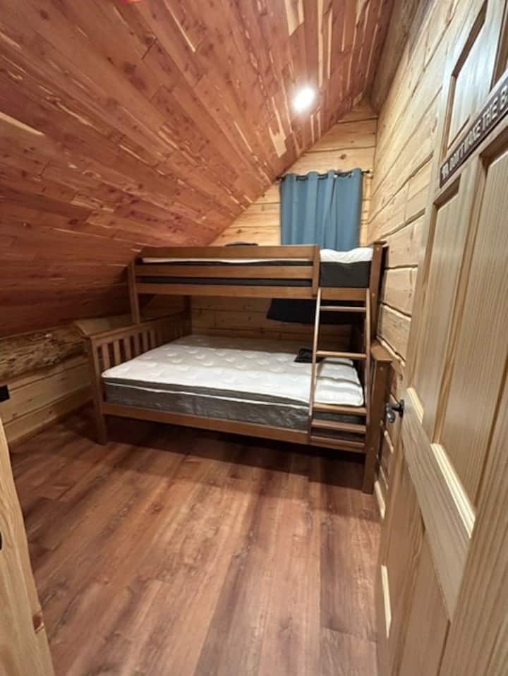 Spálňa:
Twin XL over Queen Bunk