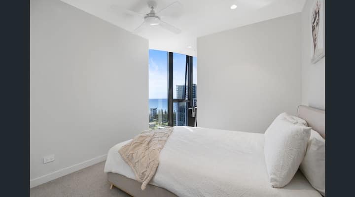 втора спалня с възможност за суперголямо двойно легло или това може да бъде отделено, за да се направят 2 единични