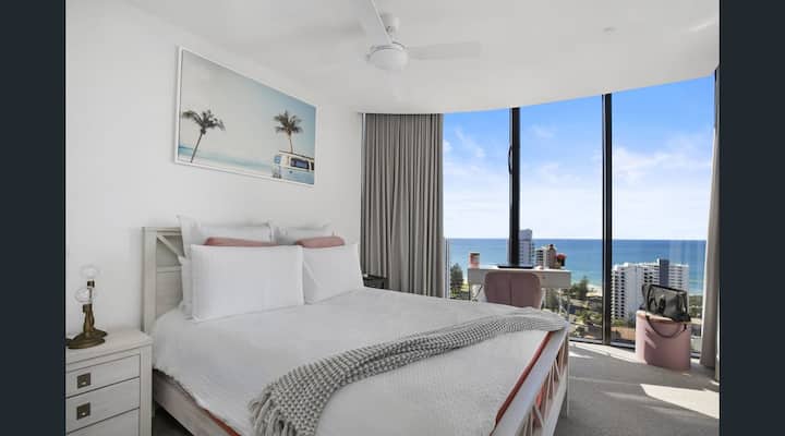 Главна спалня с двойно легло 