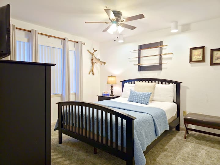 Სტუმრების საძინებელში არის მყუდრო საწოლი Queen, საკაბელო ტელევიზია და უფასო Wi-Fi, რომ სასიამოვნო სტუმრობა უზრუნველყოთ.