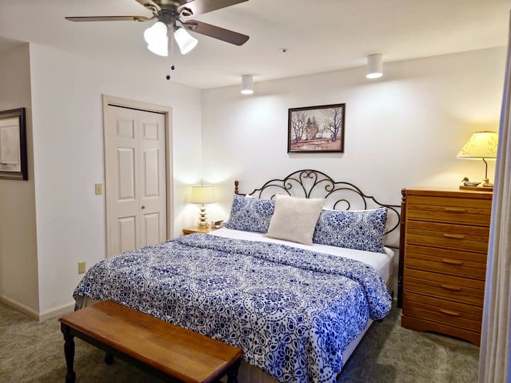 Მთავარ საძინებელში არის დიდი ზომის საწოლი, ბრტყელეკრანიანი საკაბელო ტელევიზია და უფასო Wi-Fi. Პირადი მთავარი სააბაზანო მოხერხებულად მდებარეობს საძინებლის გარეთ და შეგიძლიათ პირდაპირ ამ მშვიდი სივრციდან გადახვიდეთ გემბანზე.