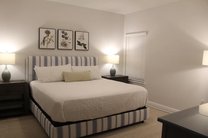 غرفة النوم الرئيسية الثانية - سرير كينج مع حمام داخلي وتلفزيون ذكي وخزانة. تقع غرفة الوسائط خارج هذه الغرفة التي تحتوي على أريكة نوم قابلة للسحب - وهي مثالية للأطفال الصغار الذين يحتاجون إلى أن يكونوا قريبين من الآباء.