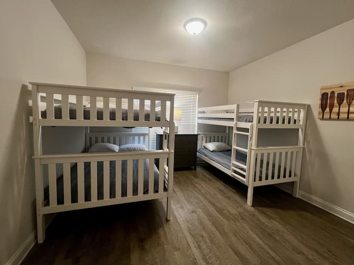 غرفة بطابقين مع سريرين كاملين (للمراهقين الذين يحتاجون إلى مساحة أكبر) وسريرين متماثلين. تشترك هذه الغرفة في حمام مزدوج مع غرفة نوم كبيرة.