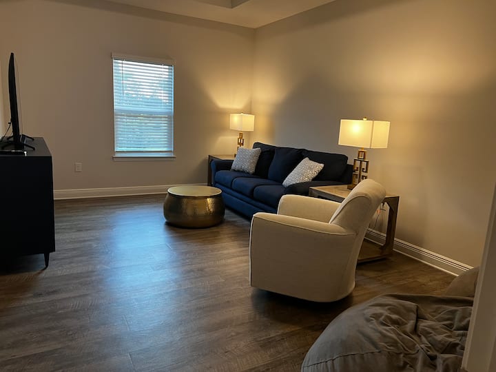 غرفة وسائل الإعلام (خارج غرفة النوم الرئيسية الثانية) التي تحتوي على أريكة كوين وتلفزيون ذكي وكرسيين. تحتوي هذه الغرفة على باب إلى المدخل مما يجعلها جناحًا عائليًا لطيفًا.