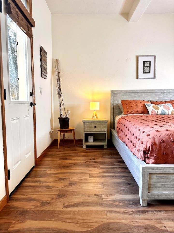 Spavaća soba s bračnim krevetom i terasom u prizemlju