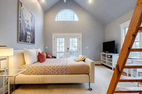 Great  Carriage House Studio w/parking-