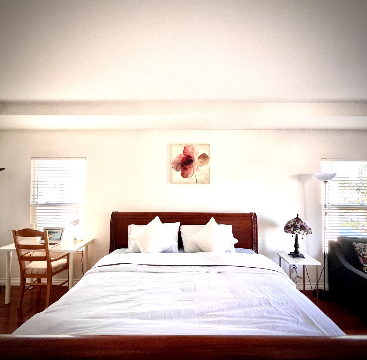 מיטת קינג סייז נוחה במיוחד מעץ מלא