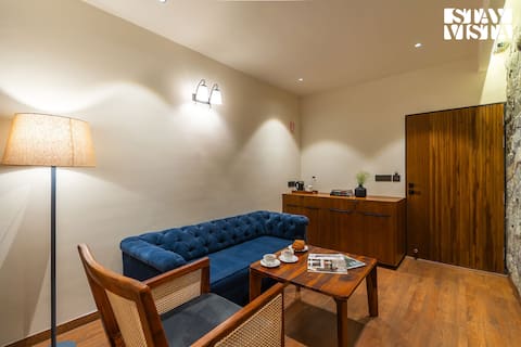 3BR at Grand Modern Villa W/Unique ValleyView, BBQ