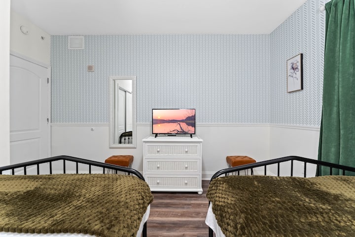 Elegantan i funkcionalan, dva bračna kreveta, stolci za prtljagu, pametni TV