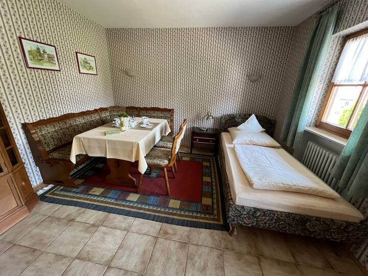 Chumba cha kulia chakula kilicho na kitanda cha ziada cha mtu mmoja