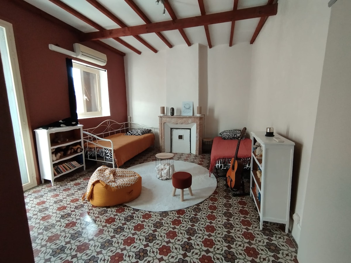 dhomë gjumi me dy krevate tek