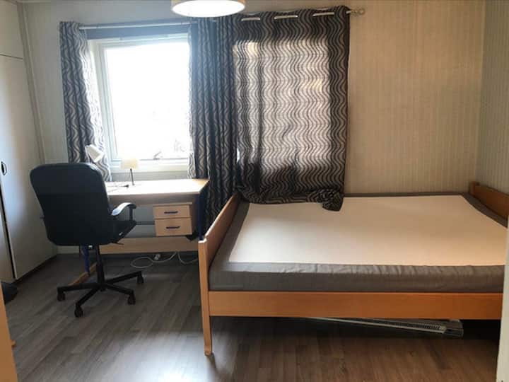 Habitación -2;  15 m2. Camas dobles, mesa de oficina y armario. 