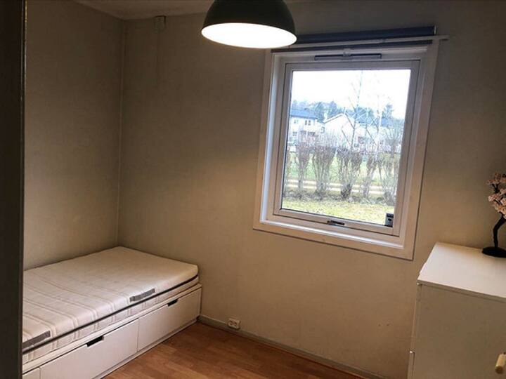 habitación-3-, 8 m2, habitación con cama individual con armario. 